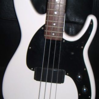PG 90372: PEAVEY FORUM AXE 4-STRING BASS
